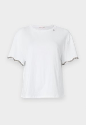 T-shirt bianco a maniche corte in cotone, con bordi ondulati e dettagli argentati sulle maniche e un elemento di design discreto vicino allo scollo.
