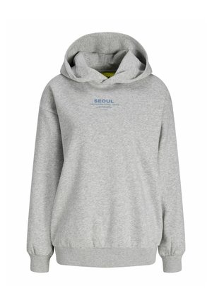 Sweat à capuche gris clair avec manches longues et texte bleu « SEOUL CHEONGDAMDONG 06010 » sur la poitrine, présenté sur fond blanc.