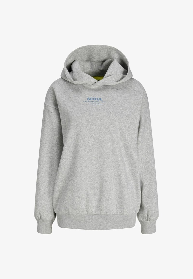 Sweat à capuche gris clair avec manches longues et texte bleu « SEOUL CHEONGDAMDONG 06010 » sur la poitrine, présenté sur fond blanc.