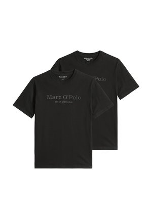 Dwa czarne T-shirty z krótkim rękawem i okrągłym dekoltem z nadrukiem "Marc O'Polo EST. IN STOCKHOLM" na przodzie w ciemnoszarym kolorze.