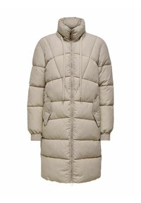 Lang beige quiltet pufferjakke med høj krave, frontlynlås, sidelommer med klap og trykknapper samt elastiske manchetter.