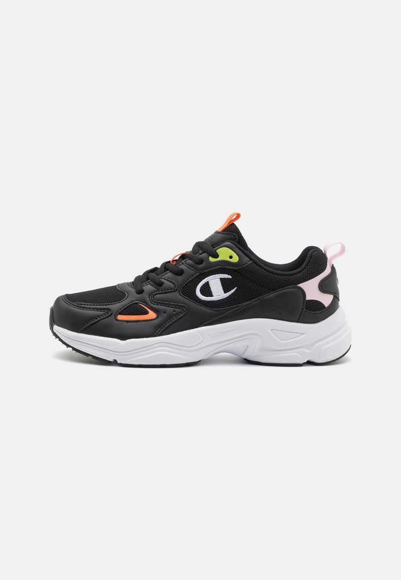Scarpe da ginnastica nere realizzate con materiali in rete e sintetici, con accenti arancioni e verdi, suola bianca e logo sul lato.