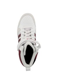 Zapatillas altas, de cuero blanco con rayas de marrón, puntera perforada, detalles de ante texturizado, cierre de cordones y correa de Velcro.