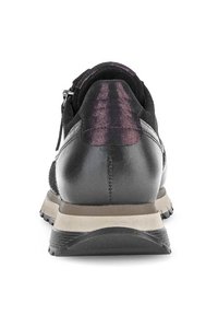 Schwarzer Sportschuh mit einem strukturisierten Obermaterial aus Stoff und glänzenden Lederelementen. Verfügt über eine dicke weiße und dunkle Gummisohle sowie ein Schnürdesign.