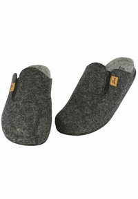 Grijze vilten binnenslippers met een zachte grijze voering, ronde neus en een vlakke rubberen zool. Bevat een klein bruin logo aan de zijkant.