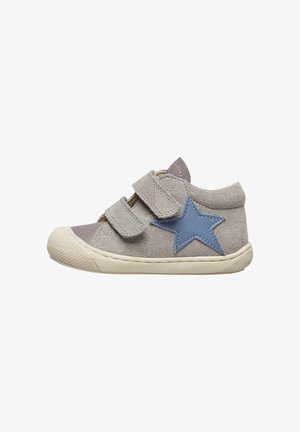 Šedá semišová bota s modrou hvězdou jako akcentem, se dvěma suchými zipy a gumovou podrážkou s texturovaným povrchem. Design zaoblené špičky.