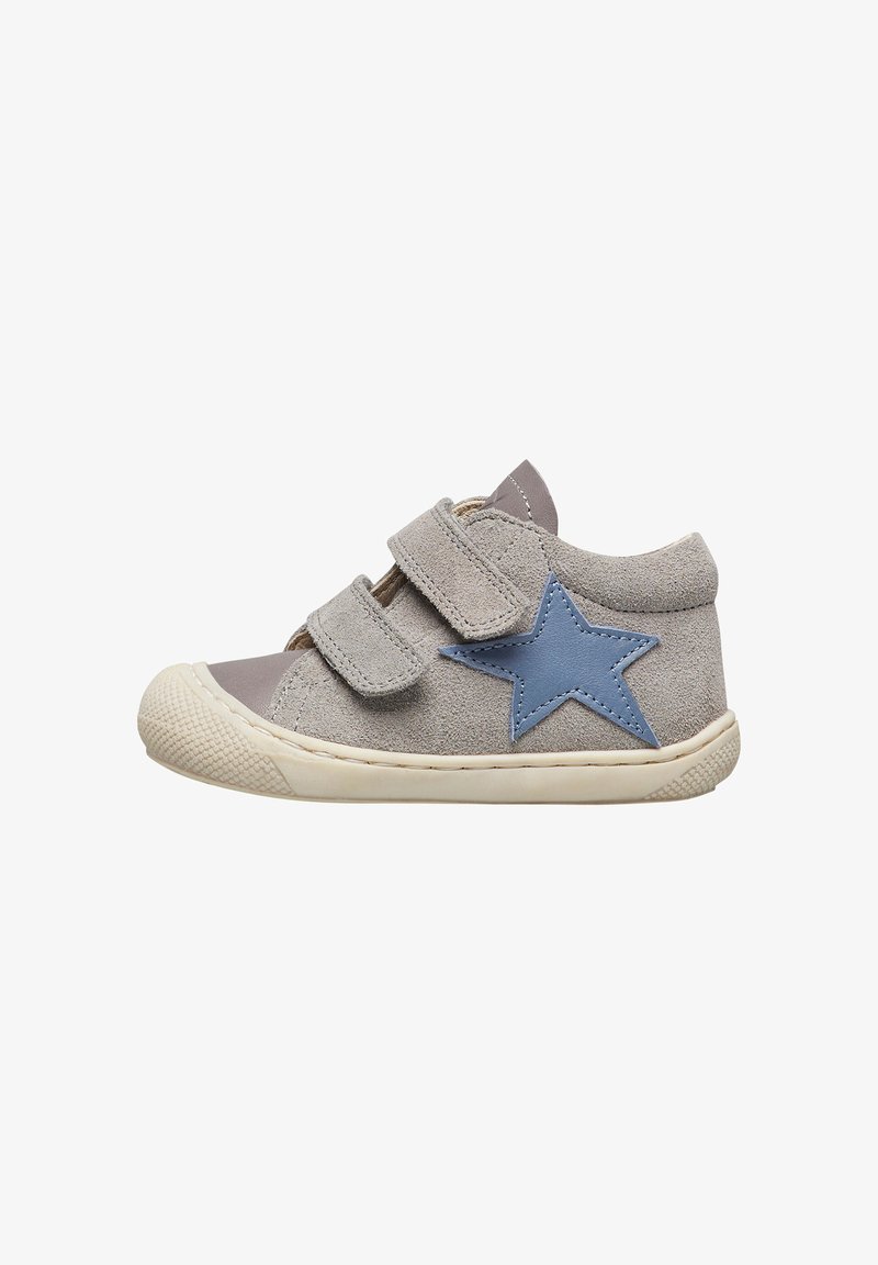 Grau Wildlederschuh mit blauem Stern-Akzent, ausgestattet mit zwei Klettverschlüssen und einer Gummisohle mit strukturiertem Finish. Abgerundete Zehenform.