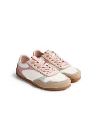 Sneaker rosa chiaro, bianchi e verde menta con una miscela di camoscio e pelle, punta rotonda e suola piatta in gomma. Presentano un design con lacci.