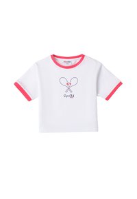 Camiseta blanca con cuello y mangas en rosa. Presenta un gráfico azul de raquetas de tenis cruzadas y el texto "SuperClub" debajo.