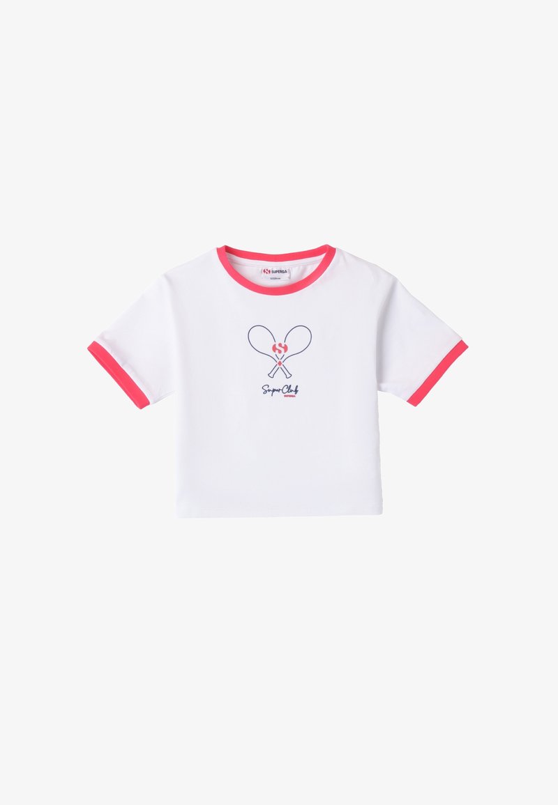 Camiseta blanca con cuello y mangas en rosa. Presenta un gráfico azul de raquetas de tenis cruzadas y el texto "SuperClub" debajo.