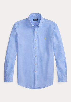 Jasnoniebieska koszula z długim rękawem, zapinana na guziki, z kołnierzykiem na guziki i małym żółtym, haftowanym logo Polo Ralph Lauren na piersi.