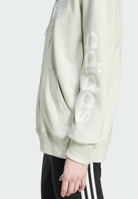 adidas Sportswear ESSENTIALS LINEAR FULL-ZIP - Sweatjakke - linen green