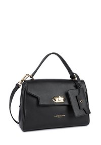 Borsa a tracolla nera in pelle con un design strutturato, accentata da dettagli in ottone dorato, manico superiore e un'etichetta removibile. Texture liscia e chiusura a patta.