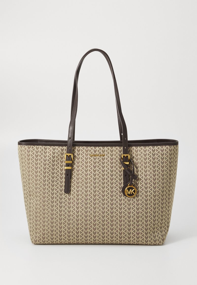 Beige tote taske med et geometrisk mønster, brune læderremme og guldfarvet hardware. Bemærkelsesværdig charm med "MK" logo fastgjort.