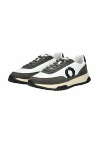 Herrenschuhe mit einem Obermaterial aus weißem und grauem Wildleder, schwarzer Gummisohle, Stoffschnürsenkeln und einem kreisförmigen schwarzen Logo an der Seite.