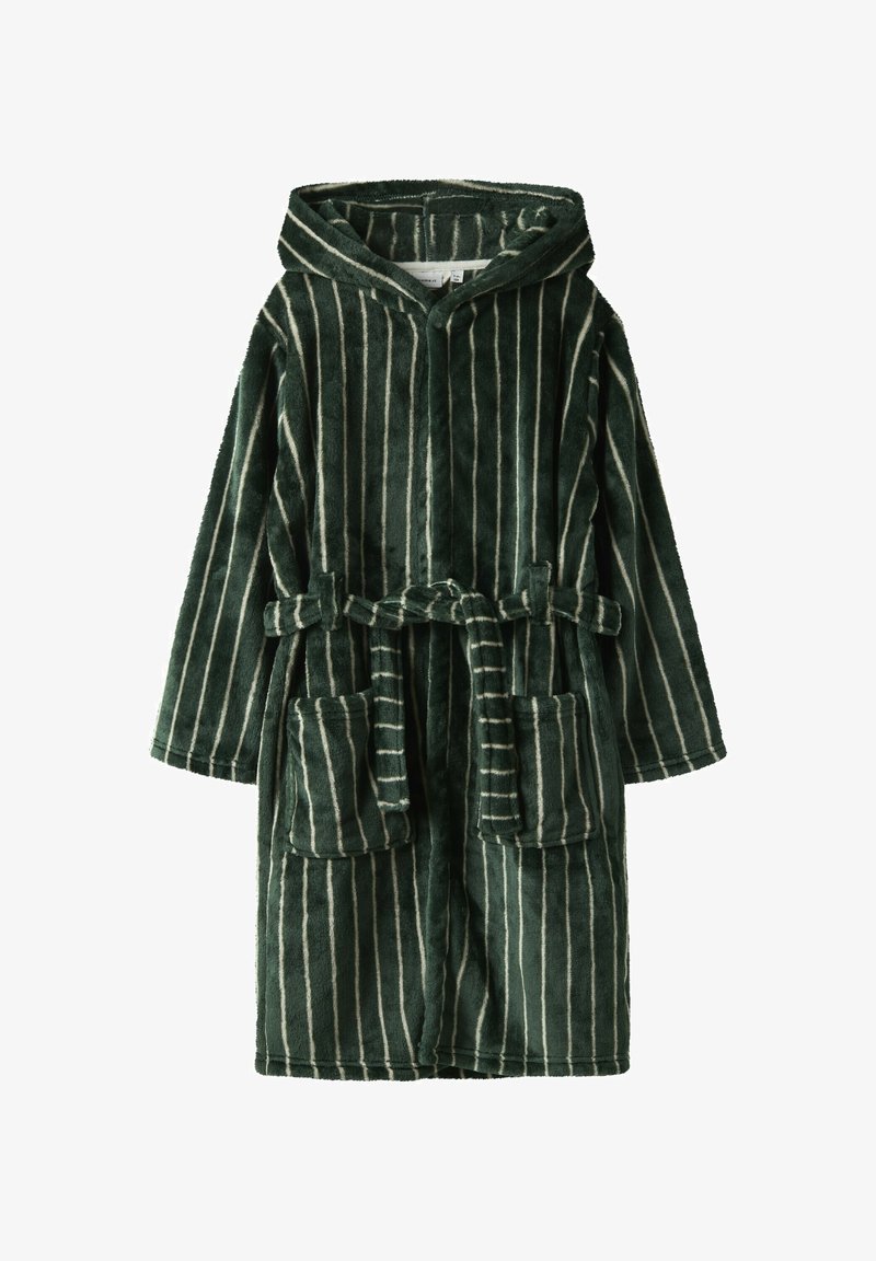 Peignoir à capuche vert foncé avec des rayures blanches verticales, deux poches avant et une ceinture en tissu assortie nouée à la taille.