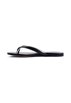 Schwarze flache Flip-Flop-Sandale mit dünnen Riemen und glatter Sohle, seitlich auf weißem Hintergrund gezeigt.