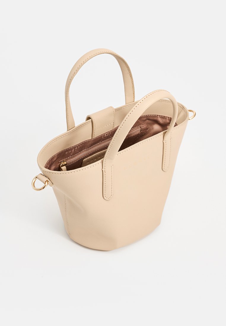 Beige Lederhandtasche mit zwei kurzen Griffen, glattem Äußeren und satinisiertem Innenleben. Verfügt über seitliche Schlaufen und eine gefütterte Tasche mit Reißverschluss.