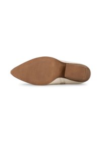 Zapato de cuero beige con puntera afilada, parte superior texturizada y suela de goma marrón con ranuras horizontales para mayor tracción.