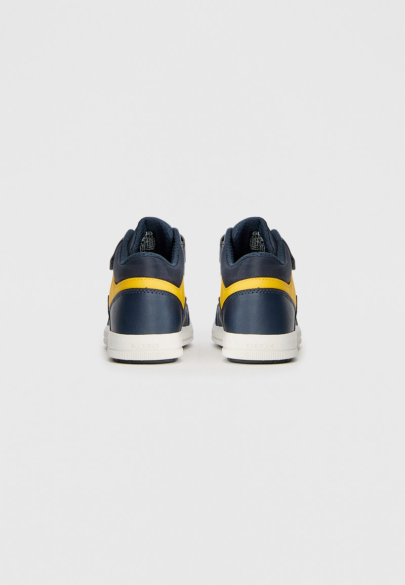 Sneaker alte navy e gialle con esterno in pelle liscia, collo imbottito, suola bianca e dettaglio testurizzato sul tallone.