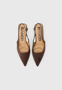 Décolleté in suede marrone con punta affilata, soletta imbottita e tacco piccolo. Nome del marchio "BIANCO" stampato sulla soletta.