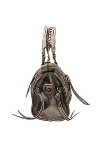 Sac à main en métal argenté avec des poignées à double couture, fermeture zippée et quincaillerie décorative. Présente des accents en franges et une finition texturée.