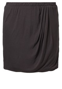 Černá, elastická sukně vyrobená z měkkého materiálu. Má řasení a elastický pas pro pohodlí. Hladká textura s drapérií.