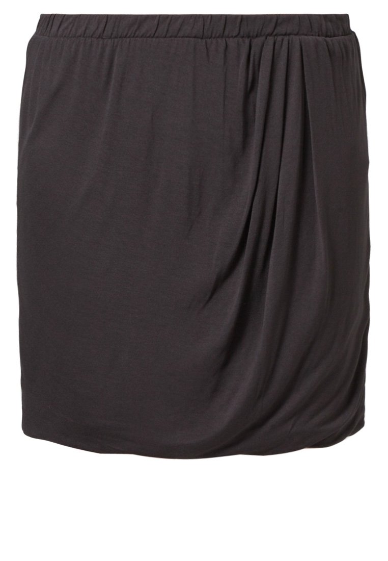 Černá, elastická sukně vyrobená z měkkého materiálu. Má řasení a elastický pas pro pohodlí. Hladká textura s drapérií.
