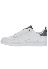 Vit lädersneaker med en slät yta, rund tå, grå detaljer på hälen, tjock vit sula och sex öglor för snören.