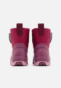 Par de botas de invierno aislantes de color rosa y morado mostradas desde atrás, con suelas robustas y lengüetas en los puños.