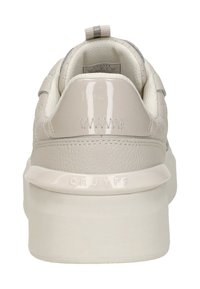 Lichtbeige sneaker met een gladde, glanzende afwerking, een gestructureerde hak en een gewatteerde kraag. Bevat verzonken veters en een logo op de zool.