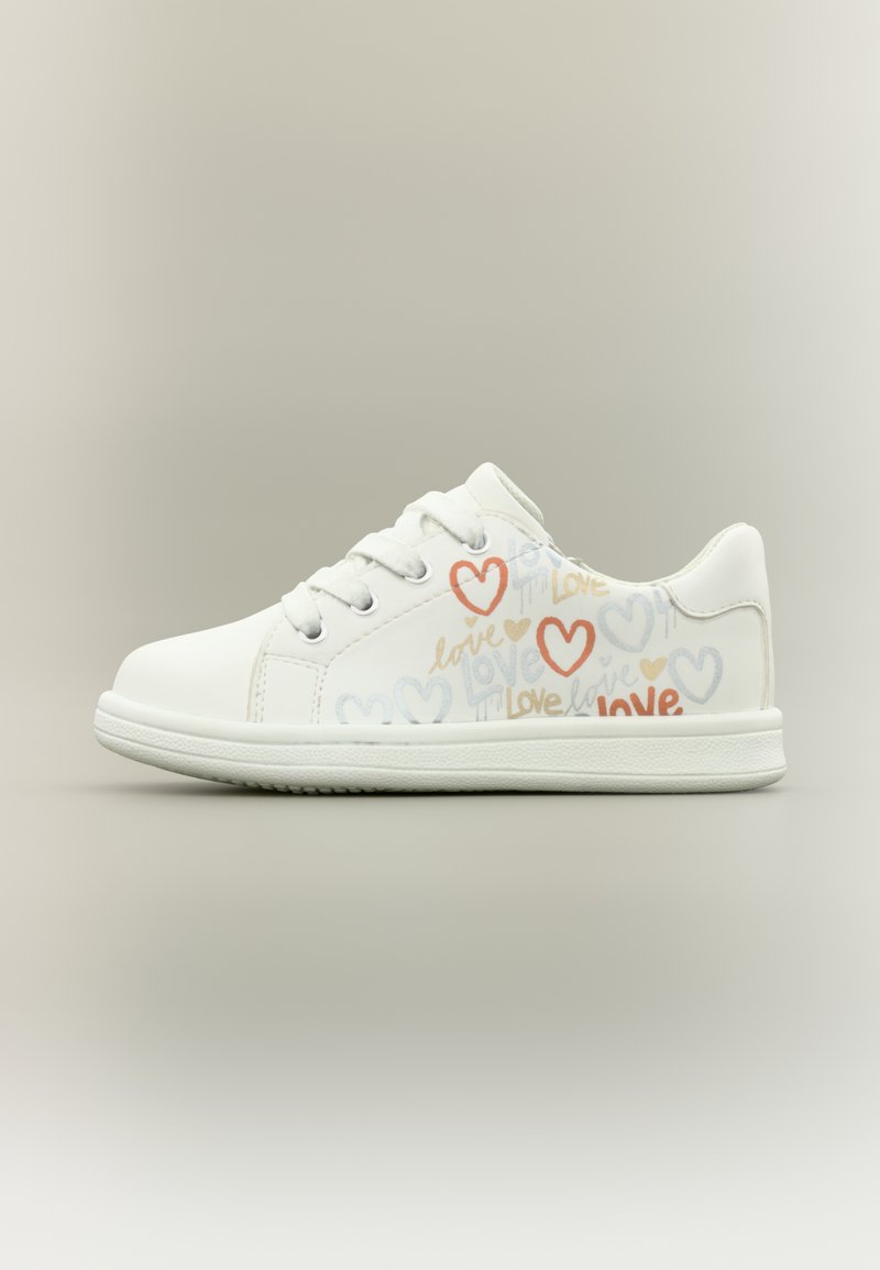 Λευκά αθλητικά παπούτσια με πολύχρωμα σχέδια καρδιών και το κείμενο «αγάπη». Επάνω μέρος από λείο δέρμα, σχέδιο με κορδόνια και λαστιχένια σόλα. Στρογγυλεμένη μύτη.