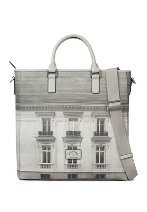 Borsa tote grigia con stampa della facciata di un edificio parigino, due manici, tracolla regolabile e etichetta "Karl Lagerfeld Paris" sul davanti.