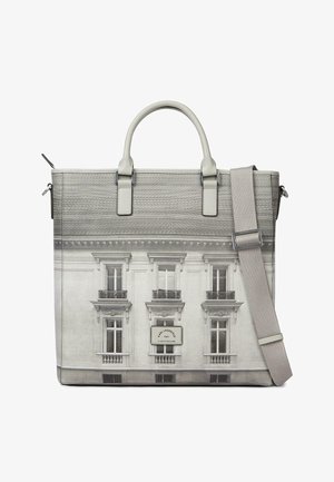 Borsa tote grigia con stampa della facciata di un edificio parigino, due manici, tracolla regolabile e etichetta "Karl Lagerfeld Paris" sul davanti.