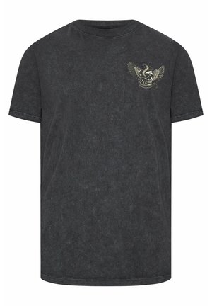 Zwart T-shirt met korte mouwen, vervaagde textuur en kleine borstgrafiek van een gevleugelde schedel omwonden door een slang.