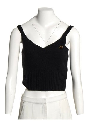 Schwarzes gestricktes Crop-Top mit dünnen Trägern und kleinem goldenen Logo auf der linken Seite, getragen an einem weißen Schaufenster-Torso mit weißen Hosen.
