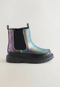 Stivaletto iridescente per bambini con pannelli laterali elasticizzati neri, suola nera spessa e linguette di tiro su uno sfondo neutro.
