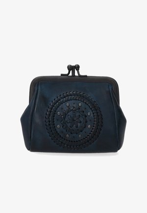 Porte-monnaie en cuir marine avec un motif circulaire embossé, accent tressé et fermoir en métal noir. Texture lisse et forme structurée.