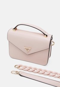 Rosa Handtasche aus veganem Leder mit goldfarbenen Beschlägen. Sie verfügt über ein dreieckiges Logo, ein strukturiertes Design und einen abnehmbaren, massiven Kettenriemen.
