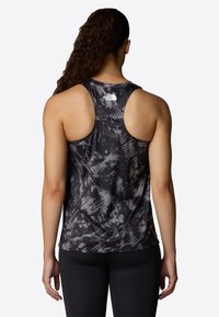 Canotta a righe nere e grigie con design a dorso scoperto e logo The North Face sulla parte superiore della schiena. Realizzata in materiale atletico leggero.