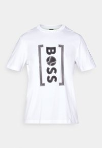 T-shirt en coton blanc à manches courtes avec un audacieux logo noir "BOSS" enfermé dans des accents rectangulaires. Texture lisse, encolure ronde.