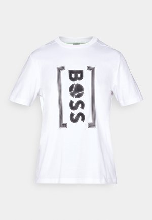 Valge puuvillane T-särk lühikeste varrukatega, millel on julge must "BOSS" logo ruudukujuliste aktsentidega. Sile tekstuur, ümar kaelus.
