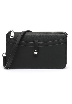 Sac bandoulière en cuir noir avec poche avant à bouton-pression, fermeture éclair argentée et sangle réglable sur fond blanc.