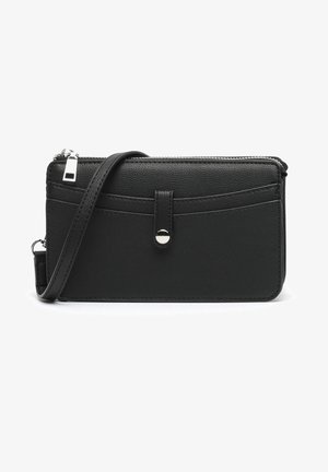 Sac bandoulière en cuir noir avec poche avant à bouton-pression, fermeture éclair argentée et sangle réglable sur fond blanc.