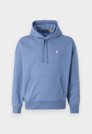 Blauer Baumwollkapuzenpulli mit Kordelzug, Kängurutasche und gerippten Bündchen. Hat ein kleines weißes Logo auf der linken Brust. Einfaches Design.