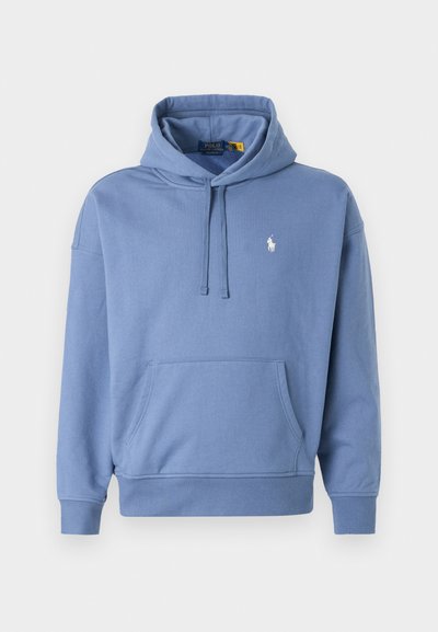 Blå bomulds hoodie med snor, kengurulomme og ribbede manchetter. Har et lille hvidt logo på venstre bryst. Enkel design.
