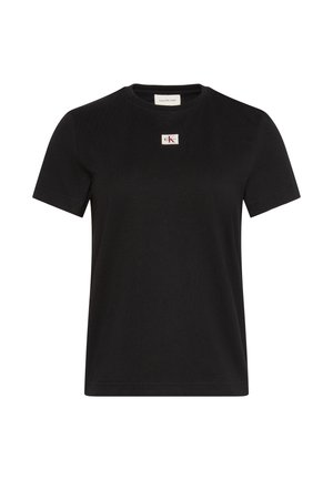 Crna Calvin Klein majica kratkih rukava s malim pravokutnim logotipom smještenim u sredini prsa.