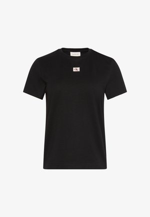 Must Calvin Kleini lühikese varrukaga T-särk väikese ristkülikukujulise logomärgiga rinnal keskel.