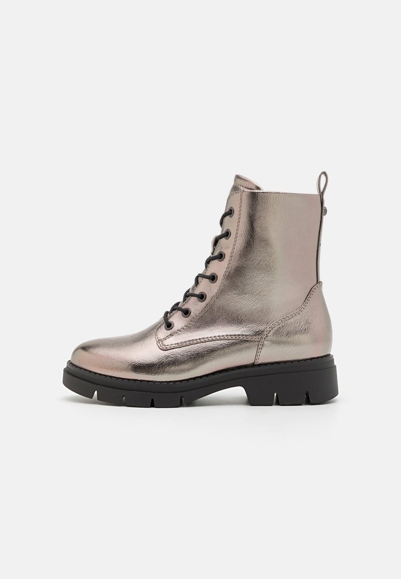 Botín con cordones en color rosa metálico, superficie de cuero suave, puntera redonda, suela de goma negra con tracción y tirador trasero.