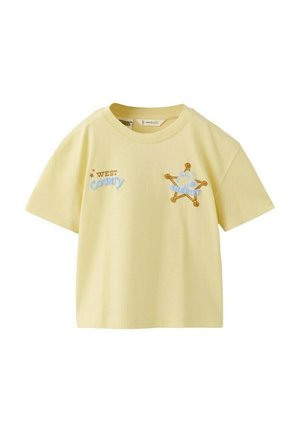 Gul kortærmet børnet-shirt med teksten "West County" og en sheriff-badge grafik foran.
